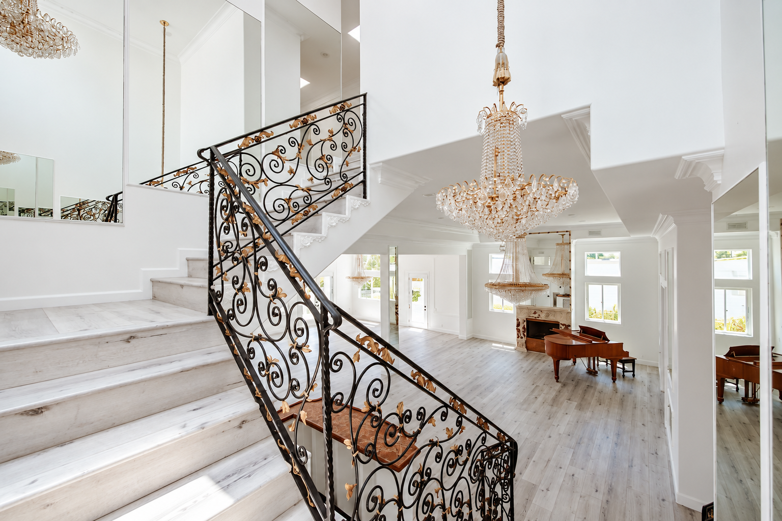 Staircase & piano at Suta Recovery men's sober living home in Los Angeles