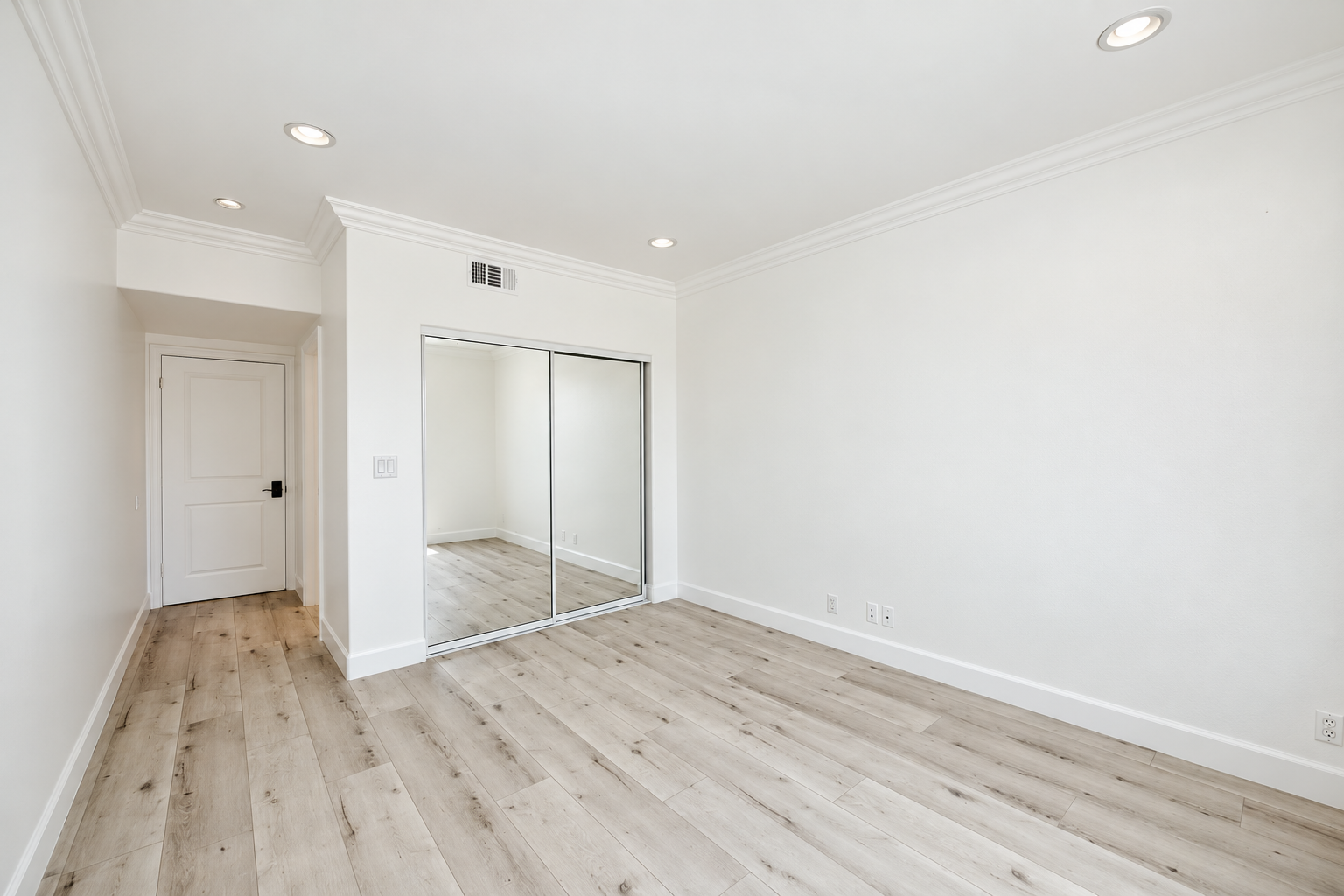 Twin bedroom at Suta Recovery men's sober living home in Los Angeles